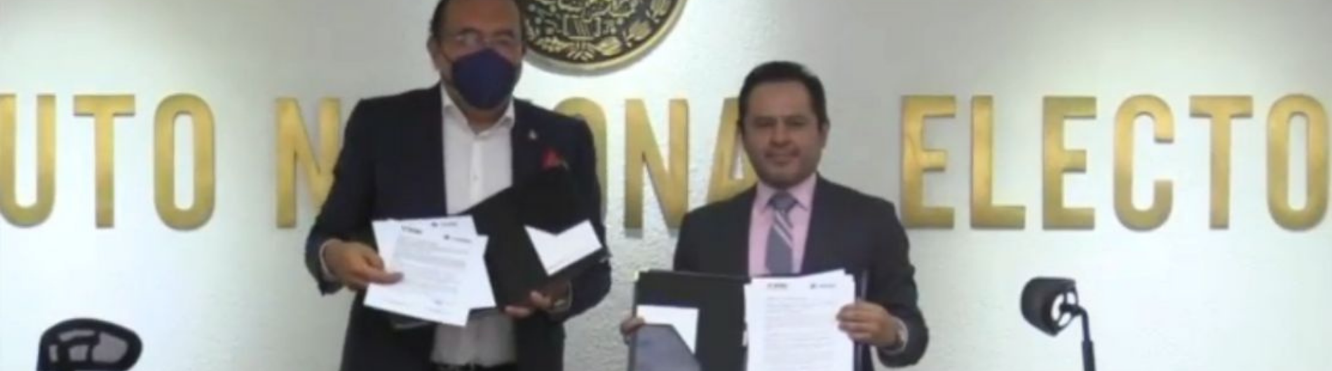 El dirigente de los empresarios, Armando Zúñiga Salinas, y el Vocal Ejecutivo del INE en la Ciudad de México, Donaciano Muñoz Loyola, con el convenio firmado este mediodía.