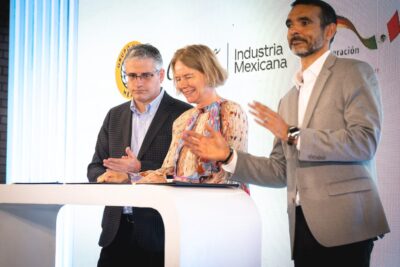 Firma del Convenio de Aguas Firmes para la Ciudad de México. En la foto, de izq. a der. • Dra. Ute Böttcher, Directora Residente de la Cooperación Técnica Alemana (GIZ) • Pelayo Bezanilla, VP de Comunicación Estratégica Coca-Cola América Latina • Daniel Cocenzo, Presidente de Grupo Modelo