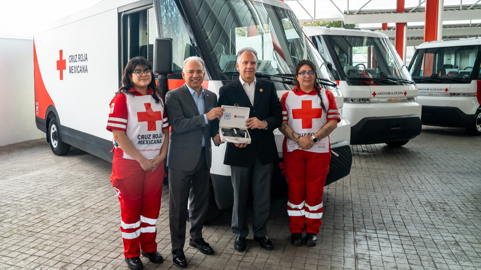 cruz-roja-mexicana-incorpora-sus-primeros-vehiculos-electricos-gm-dona-cinco-brightdrop-38477