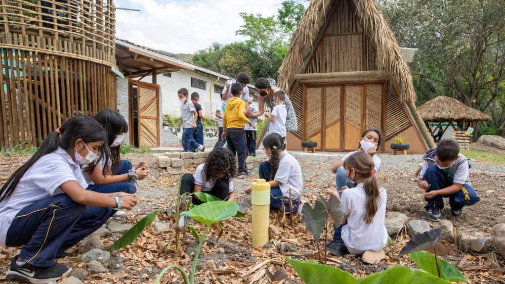Construyeron una escuela sustentable con latas de aluminio, neumáticos, cartón y botellas de vidrio en Colombia